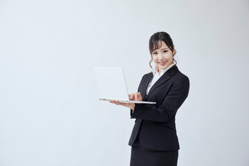 スーツを着た若い日本人のビジネスウーマン