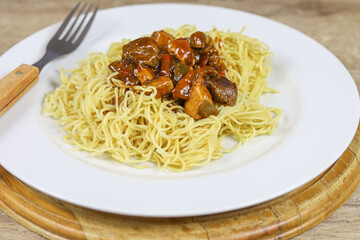 viande de boeuf et de poulet cuisiné et nouilles chinoises