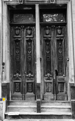 Fototapeta na wymiar Porta antiga desgastada de madeiras com canecos coloridos em cutout.