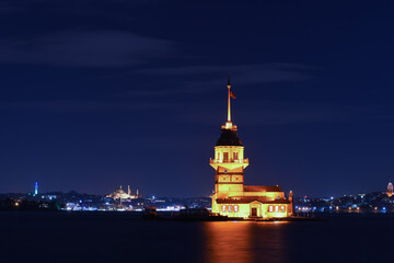 Fototapeta premium Maiden's Tower in Istanbul, Turkey (KIZ KULESI - USKUDAR)