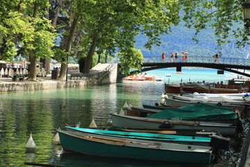 Passerelle romantique nommée pont des Amours, à Annecy.