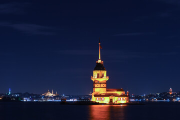 Obraz premium Maiden's Tower in Istanbul, Turkey (KIZ KULESI - USKUDAR)