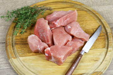 morceaux de porc cru sur une planche à découper