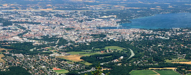 Vue aérienne de Genève et du jet d'eau sur le lac Léman.