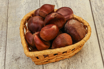 Fototapeta premium Chestnut heap in the bowl