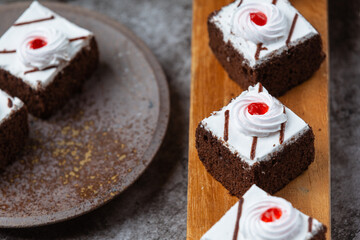 Vanilla cakes and chocolate cut into beautiful decorative pieces.