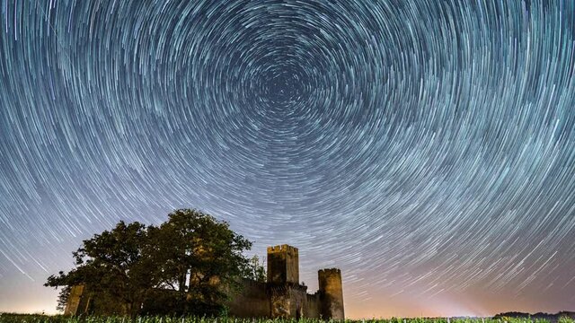 Timelapse circumpolaire au dessus du Chateau de Budos Sauternes, Aquitaine