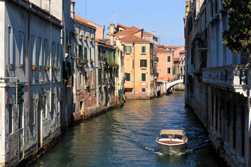 Fototapeta na wymiar canal in Venice with bridge and narrow way