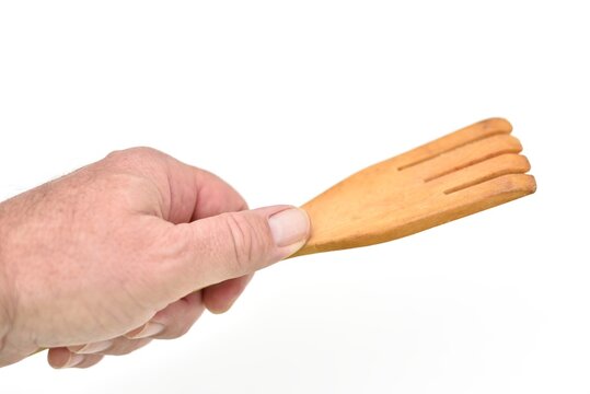 Main et spatule en bois