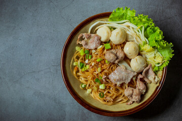 Dry thin noodles with stewed pork and pork ball.