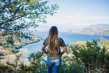Naklejka premium Woman standing at the lakeside in Suchitoto