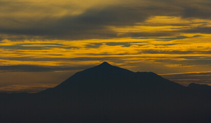 Vistas desde La Palma, al pico Teide al amanecer