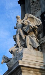 Obraz premium Skrzydlate posągi pod pomnikiem króla Alfonsa XII w madryckim parku Retiro