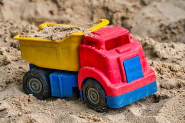 Spielzeuglastwagen im Sandkasten