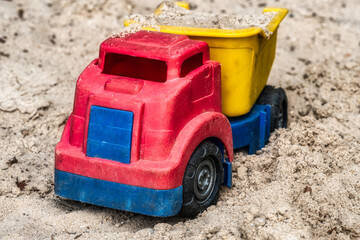 Spielzeuglastwagen im Sandkasten