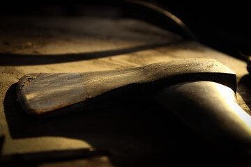 Zakurzona czarna siekiera na stoliku © Bartomiej