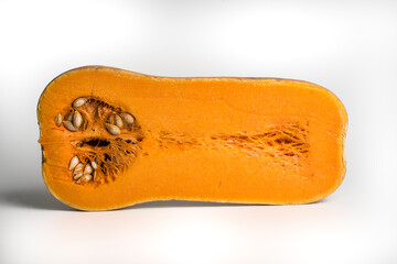 Calabaza de violin cortada por la mitad sobre fondo blanco