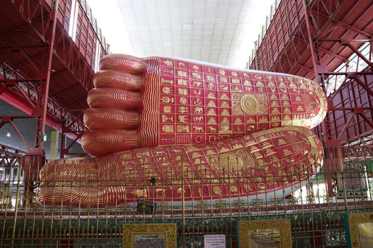 Pieds monumentaux, temple du Bouddha de Chaukhtatgyi &agrave; Yangon, Myanmar