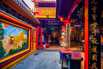 Obraz premium On Lang Temple (Hoi quan On Lang pagoda or Quan Am temple) or Ong Lao Temple - One of Vietnamese Chinese temple at Ho Chi Minh City (Saigon), Vietnam