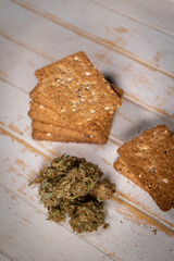 Galletas integrales, cogollos marihuana.