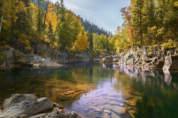 Fototapeta na wymiar Kumir River flowing through the autumn Altai Mountains.