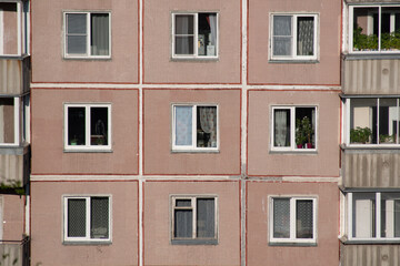Fototapeta na wymiar Windows in an old multi-storey building