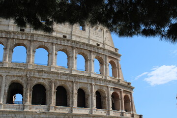 Obraz premium colosseum with clear sky background in rome italy Colosseum in rome is among wonders of world and famous tourist destination and ancient amphitheater once used for gladiator fight 