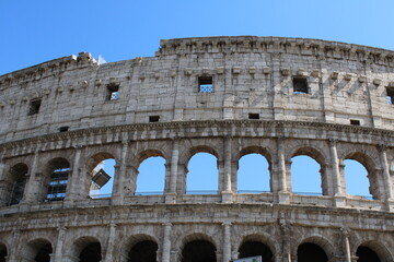 Obraz premium colosseum with clear sky background in rome italy Colosseum in rome is among wonders of world and famous tourist destination and ancient amphitheater once used for gladiator fight 
