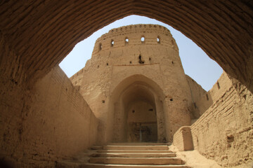 zabytkowe opuszczone miasto z gliny Kharanaq w iranie
