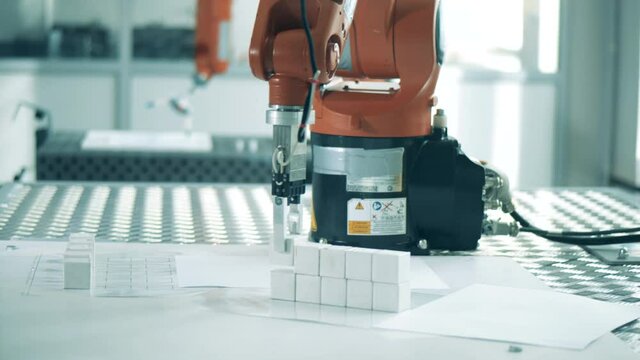 Bionic machine is relocating cubes with its claw