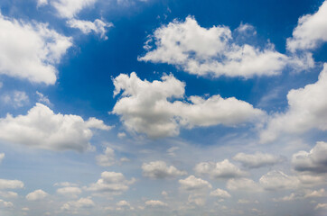 Fototapeta na wymiar blue sky and white fluffy cloud horizon outdoor for background.
