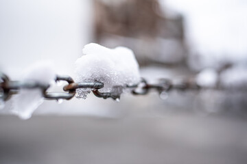 Chaine hiver neige en train de fondre fermé au public