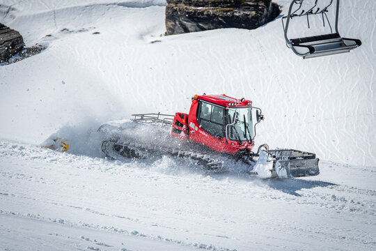 dameuse ratrac en plein d&eacute;neigement en station de ski 