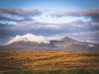 Obraz premium Clouds rolling over the mountains of Blaenau-Ffestiniog