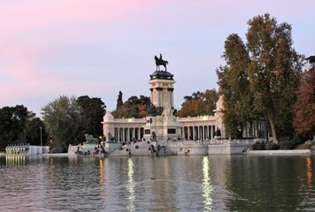 Fototapeta na wymiar Monumento erigido en honor al rey Alfonso XII en el Parque del Retiro de Madrid