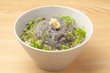 生しらす丼