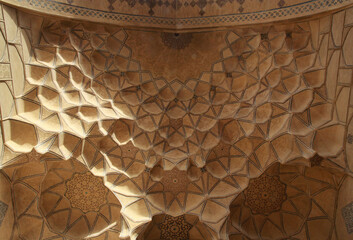 ozdobny sufit starego zabytkowego meczetu w iranie