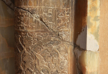 piękny stary rzeźbiony ornament na popękanej kolumnie w irańskim meczecie 