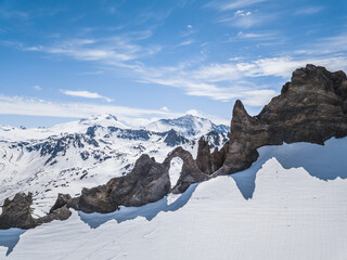 Montagne enneigée aiguille percée à Tignes en Savoie depuis un drone