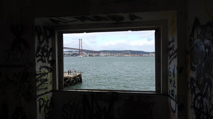 Vista sobre o rio da janela antiga