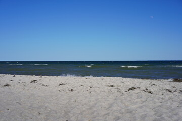 Obraz premium Sonnige Strandlandschaft an der Ostsee (Lübecker Bucht)