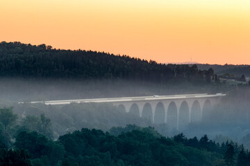 Sonnenaufgang im Elstertal mit Blick zur Autobahnbrücke Pirk