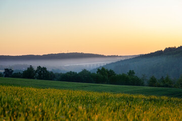 Naklejka premium Sonnenaufgang im Elstertal mit Blick zur Autobahnbrücke Pirk