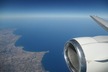 avion de ligne vue hublot méditerranée