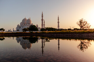 Fototapeta na wymiar Sheikh Zayed Grand Mosque in sunrise 