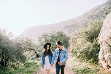 Fototapeta na wymiar young couple walking in the mountains