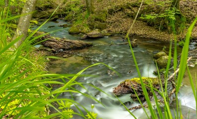 Potok kamienie zamrożona woda 