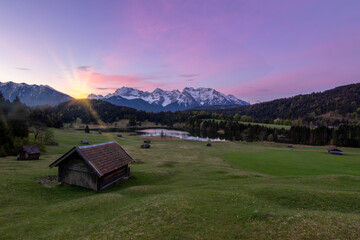 Fototapeta na wymiar Geroldsee in Bayern zum Sonnenaufgang mit Alpenglühen
