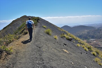 Obraz premium Paseando por el cráter