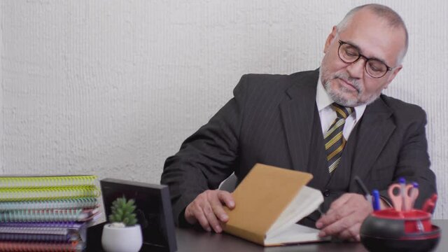 Profesor de escuela en su escritorio